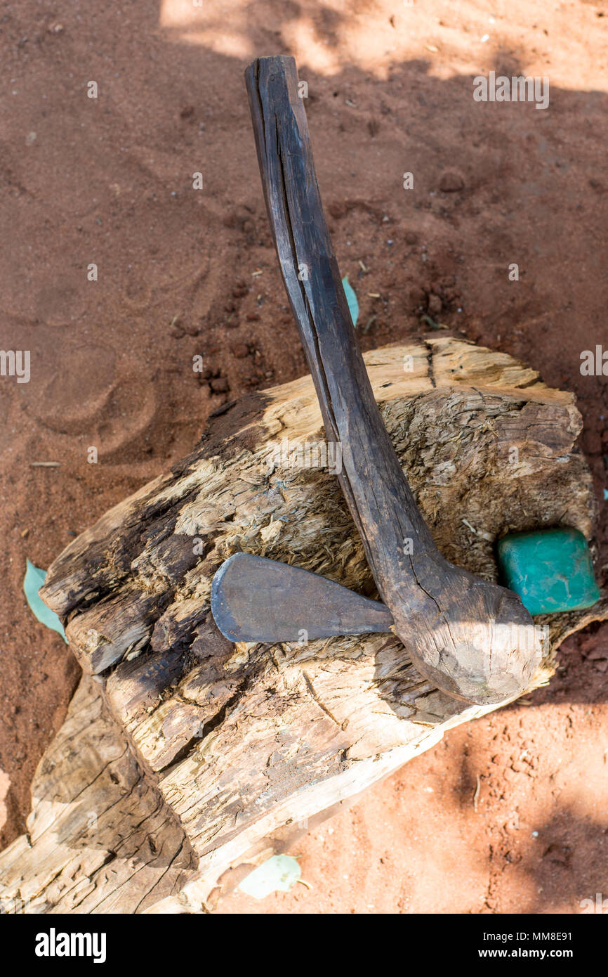 Hatchet brut mis en billot de bois, Mukuni Village, Zambie Banque D'Images