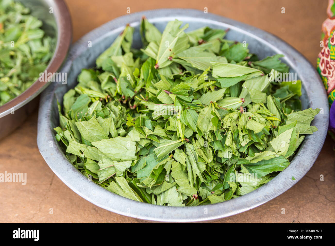 Close up sur un bol de légumes verts frais haché, Mukuni Village, Zambie Banque D'Images