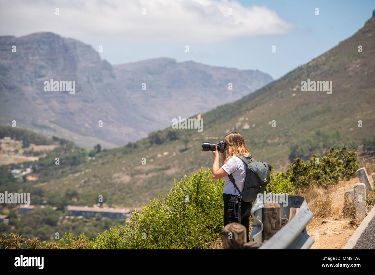 Jeune femme photographe de prendre une photo de la Montagne de la table au Cap, Afrique du Sud Banque D'Images
