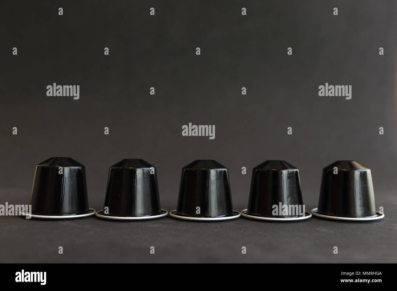 Belles capsules de café de couleur sur fond noir Banque D'Images