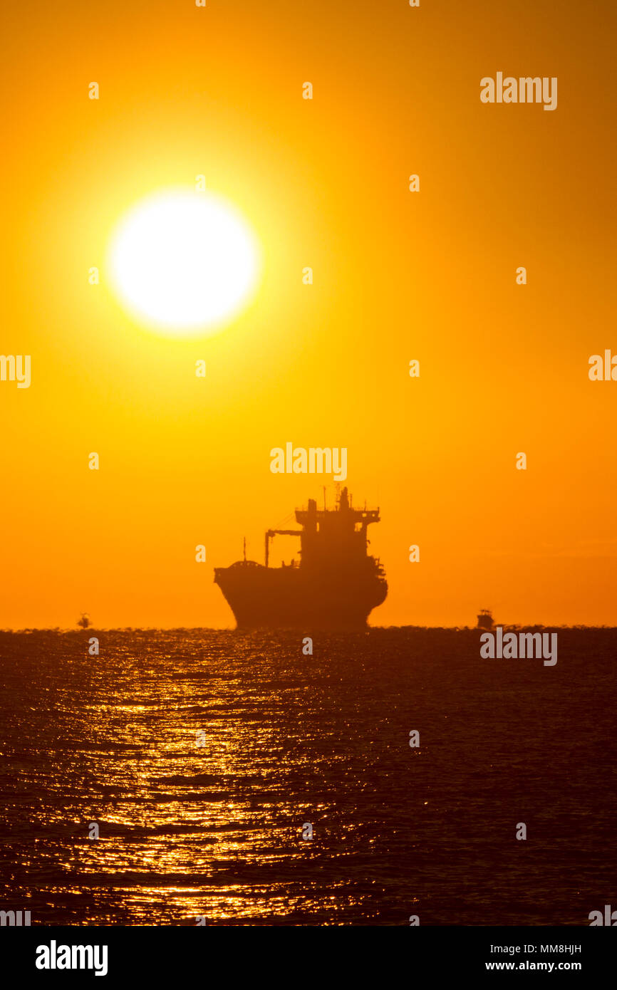 Un cargo en mer accueille le lever du soleil près de la plage de Fort Lauderdale en Floride du Sud. Banque D'Images Un cargo en mer accueille le lever du soleil près de la plage de Fort Lauderdale en Floride du Sud. Banque D'Images