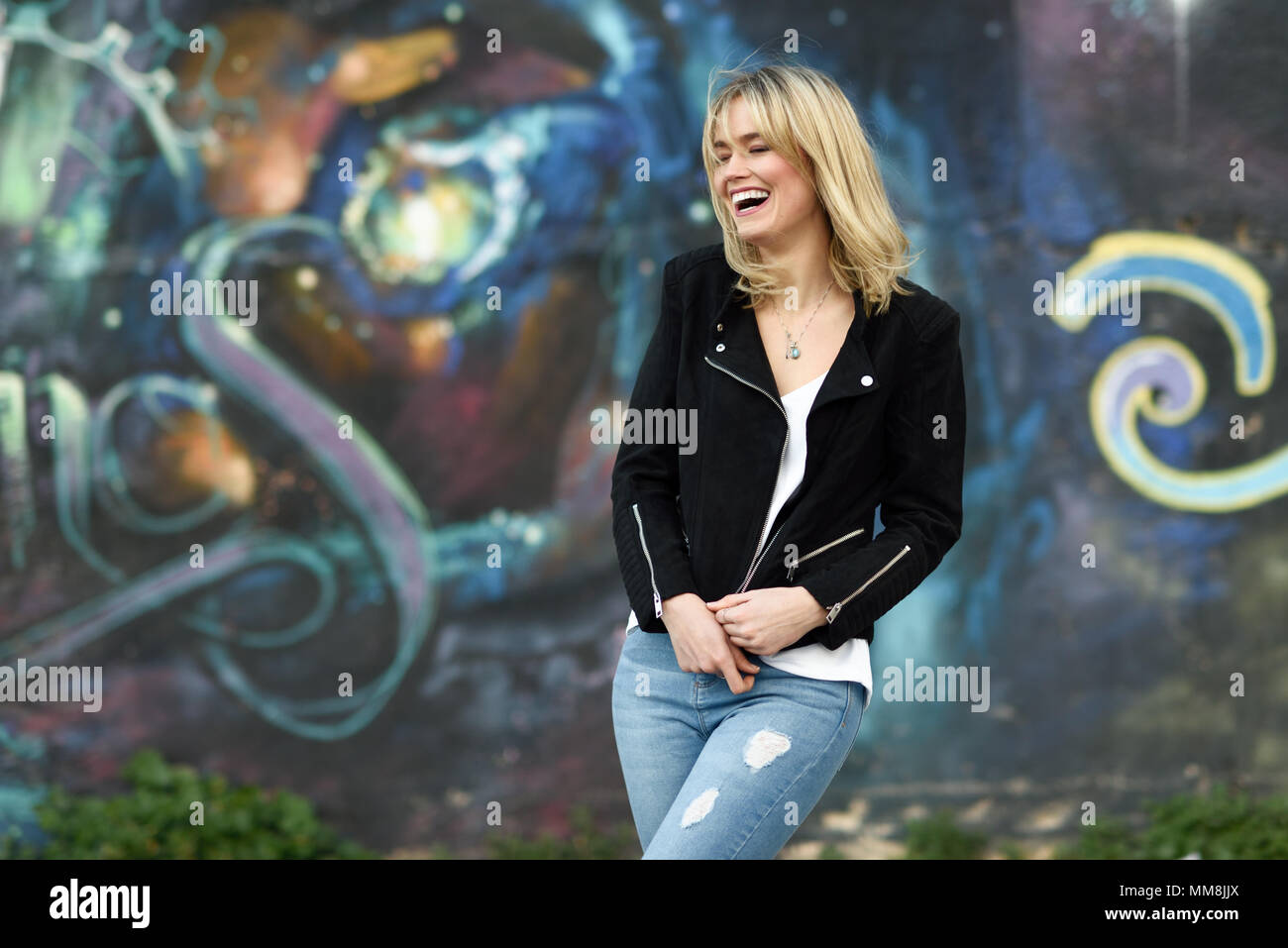 Femme Blonde Drôle De Rire En Contexte Urbain Jeune Fille