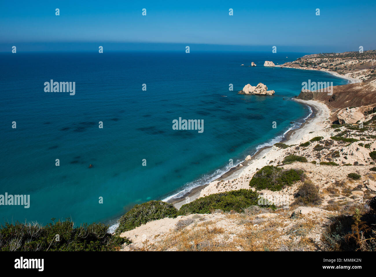 Rocher d'Aphrodite. Côte Rocheuse sur la mer Méditerranée à Chypre. Petra tou Roumiou est le lieu de naissance de la déesse Aphrodite Banque D'Images