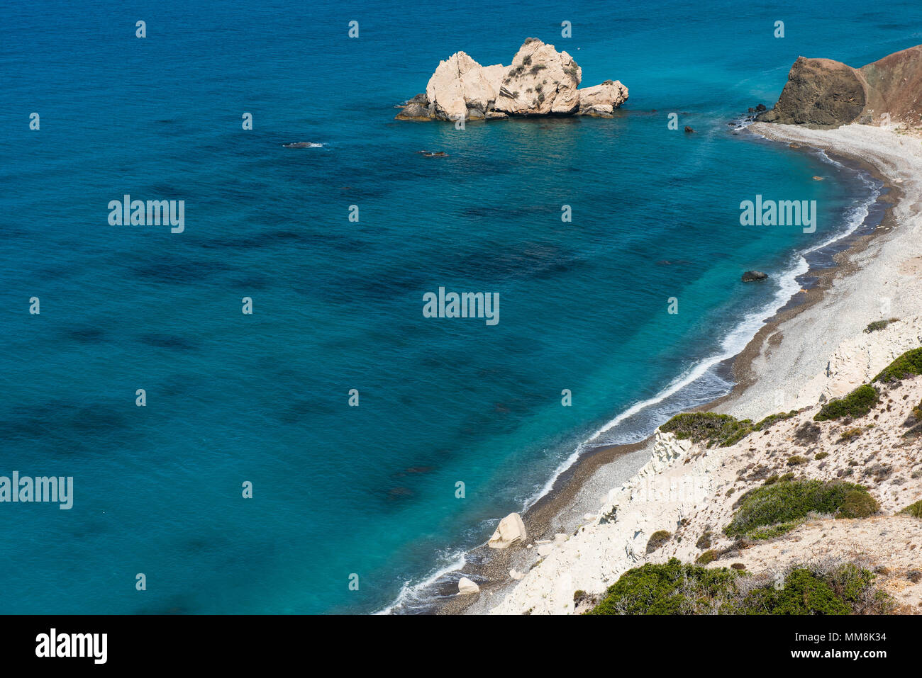 Rocher d'Aphrodite. Côte Rocheuse sur la mer Méditerranée à Chypre. Petra tou Roumiou est le lieu de naissance de la déesse Aphrodite Banque D'Images
