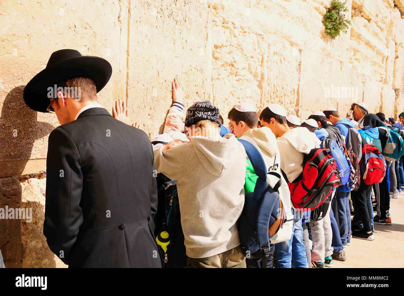 L'enseignement religieux juif. Les enfants prier au mur occidental dans la vieille ville de Jérusalem. Banque D'Images