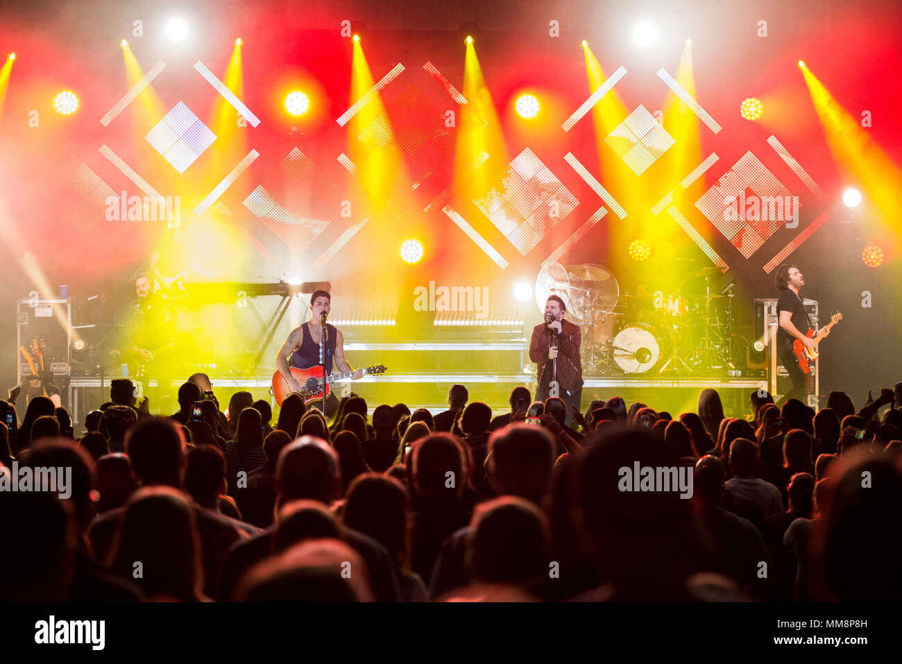 Duo de musique country Dan et Shay effectuer pour les fans dans le cadre d'un porteur d'espoir, l'événement à Fraze Pavilion à Kettering, Ohio, le 14 septembre 2017. Avant leur performance fans aussi entendu la signature de l'hymne national par le Sgt. Alyson Jones, Air Force Band du vol, et entendu les remarques du lieutenant général Robert D. McMurry Jr., l'armée de l'Air Commandant Centre de gestion du cycle de vie. (U.S. Air Force photo par Wesley Farnsworth) Banque D'Images