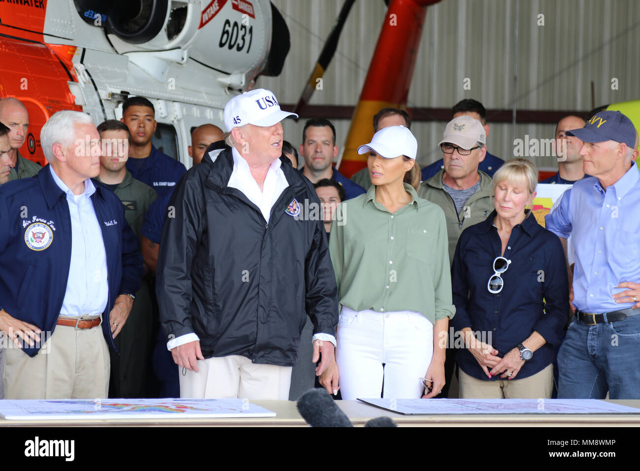 Le président des Etats-Unis, Donald Trump, Vice-président de l'United States Mike Pence, le sénateur Marco Rubio, le gouverneur Rick Scott, et de la Première Dame des États-Unis Melania Trump a rencontré le major-général Michael Calhoun, l'Adjudant général - Floride, Brig. Mgén Mike Canzoneri, adjudant général adjoint de la Floride - Floride, commandant de la Garde nationale d'armée, et Brigue. Le général Gordon Ellis, 38e Division d'infanterie, Commandant général adjoint, parmi beaucoup d'autres militaires de tous les composants sur le 14 septembre 2017 à Fort Myers Airport pour être informé de l'état de l'Ouragan Irma les efforts de secours. (Phot Banque D'Images