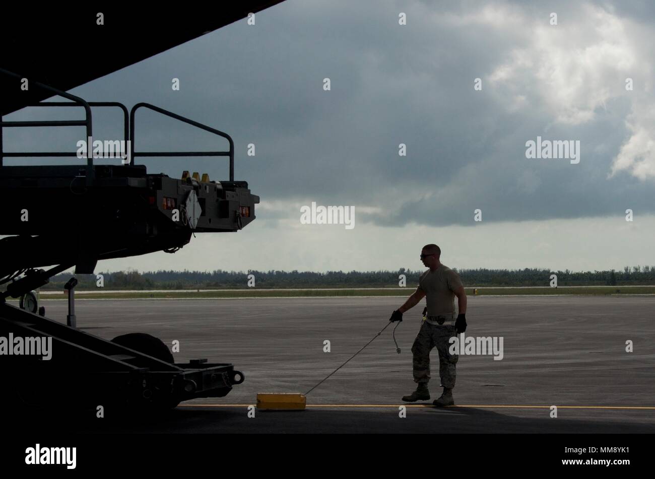 Les membres de la 42e et 58e escadrons Port Aérien, Westover Air Reserve Base, Mass., déployée à Homestead, en Floride, dans l'ARB l'appui de l'Ouragan Irma les efforts de secours. Les aviateurs en charge des dizaines de missions qui a volé dans et hors de la Floride du Sud par le chargement et décharger des cargaisons de plusieurs aéronefs différents tels que C-5s, C-130 et KC-135. (U.S. Photo de l'Armée de l'air par la Haute Airman Monica Ricci) Banque D'Images