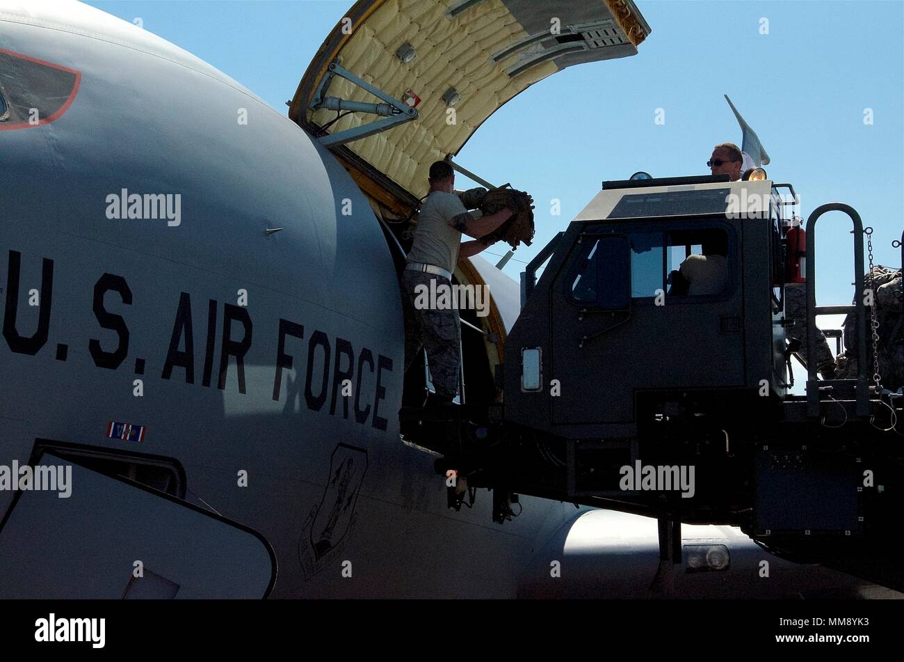 Un Westover Air Reserve Base, porter des sacs aériens des charges sur un Air National Guard du Wisconsin à Homestead KC-135 ARB, en Floride le 16 septembre 2017. Environ 600 soldats de la Garde nationale du Wisconsin et qu'ils ont été déplacés à travers Homestead ARB sur leur chemin du retour d'appuyer les efforts de secours de l'Ouragan Irma dans le sud-ouest de la Floride. (U.S. Photo de l'Armée de l'air par la Haute Airman Monica Ricci) Banque D'Images