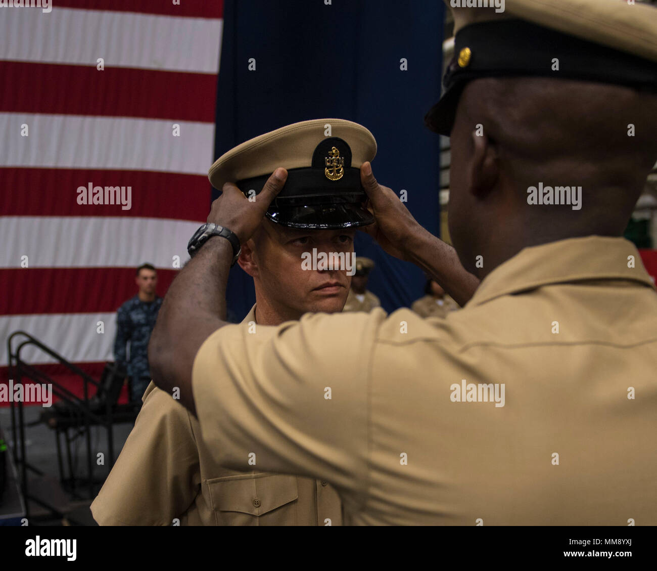 Océan Atlantique (septembre 1994). 16, 2017) Système d'information en chef William Bradley technicien est couvert par des électriciens en chef Mate Miguel Lee dans la zone de l'assaut amphibie USS Iwo Jima (DG 7) au cours de l'année financière 2018 du navire le premier maître de cérémonie l'épinglage (CPO). Au cours de la cérémonie, 18 marins d'Iwo Jima a reçu leurs ancres et couvre-chef comme ils ont été promus au grade de premier maître. (U.S. Photo par marine Spécialiste de la communication de masse Seaman Joe J. Cardona Gonzalez/libérés) Banque D'Images