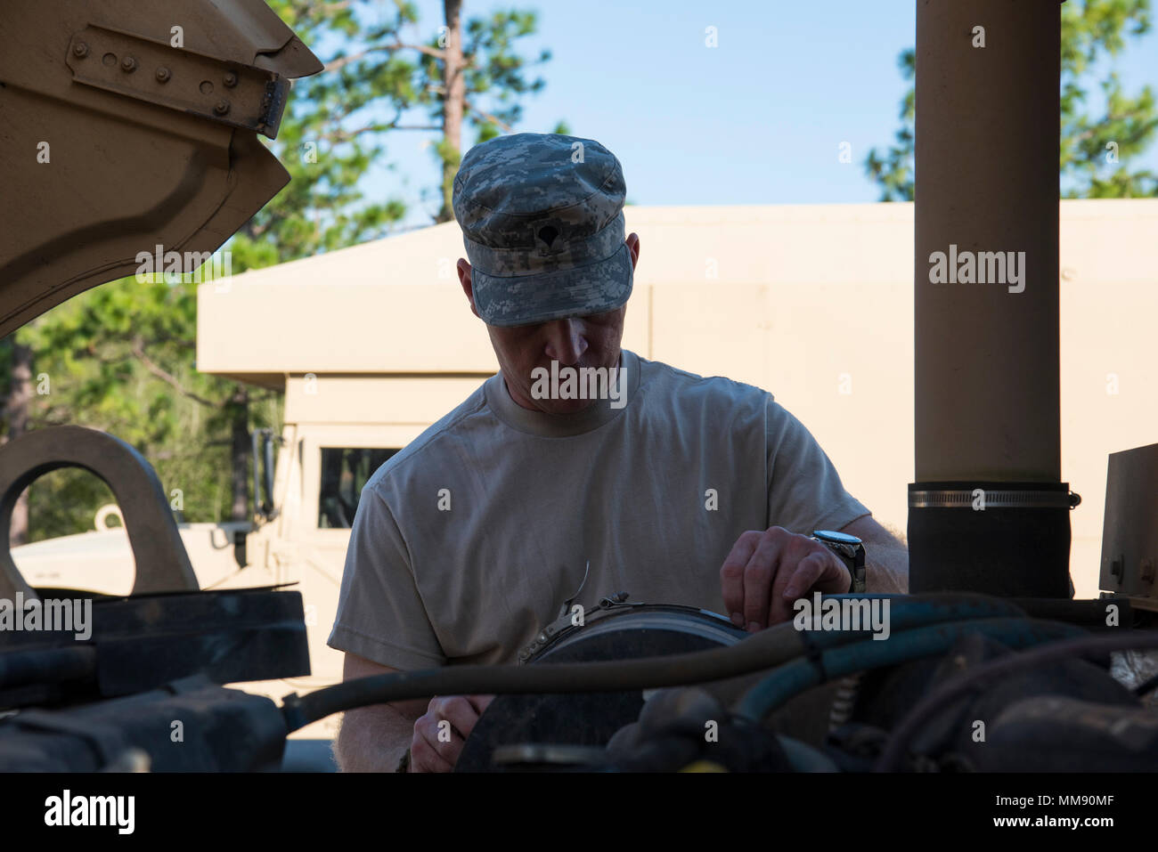 Un soldat de l'Armée américaine à partir de la Caroline du Sud de l'Army National Guard 1-118ème bataillon d'infanterie effectue l'entretien préventif sur un véhicule au Camp Blanding, FL 13 Septembre 2017 leur mission principale est le soutien de l'état, fédéral et les organismes de gestion des urgences du comté et les premiers intervenants locaux pour aider les citoyens de la Floride. L'Irma a touché terre sur la Cudjoe Key Florida Keys comme un ouragan de catégorie 4 Sept 10, 2017. (U.S. Photo de la Garde nationale par le sergent. Erica Knight, 108e Détachement des affaires publiques) Banque D'Images