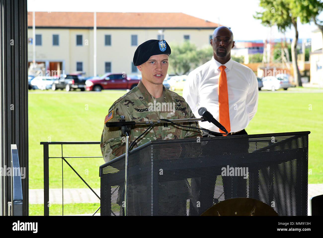 Le capitaine commandant sortant Brennan T. Roorda, Garnison de l'armée américaine l'appui du Siège de l'Italie, l'entreprise donne un discours, au cours d'une cérémonie de passation de commandement à Caserna Del Din à Vicenza, Italie, 18 septembre 2017. (U.S. Photo de l'armée par Visual Spécialiste de l'information Antonio Bedin/libérés) Banque D'Images