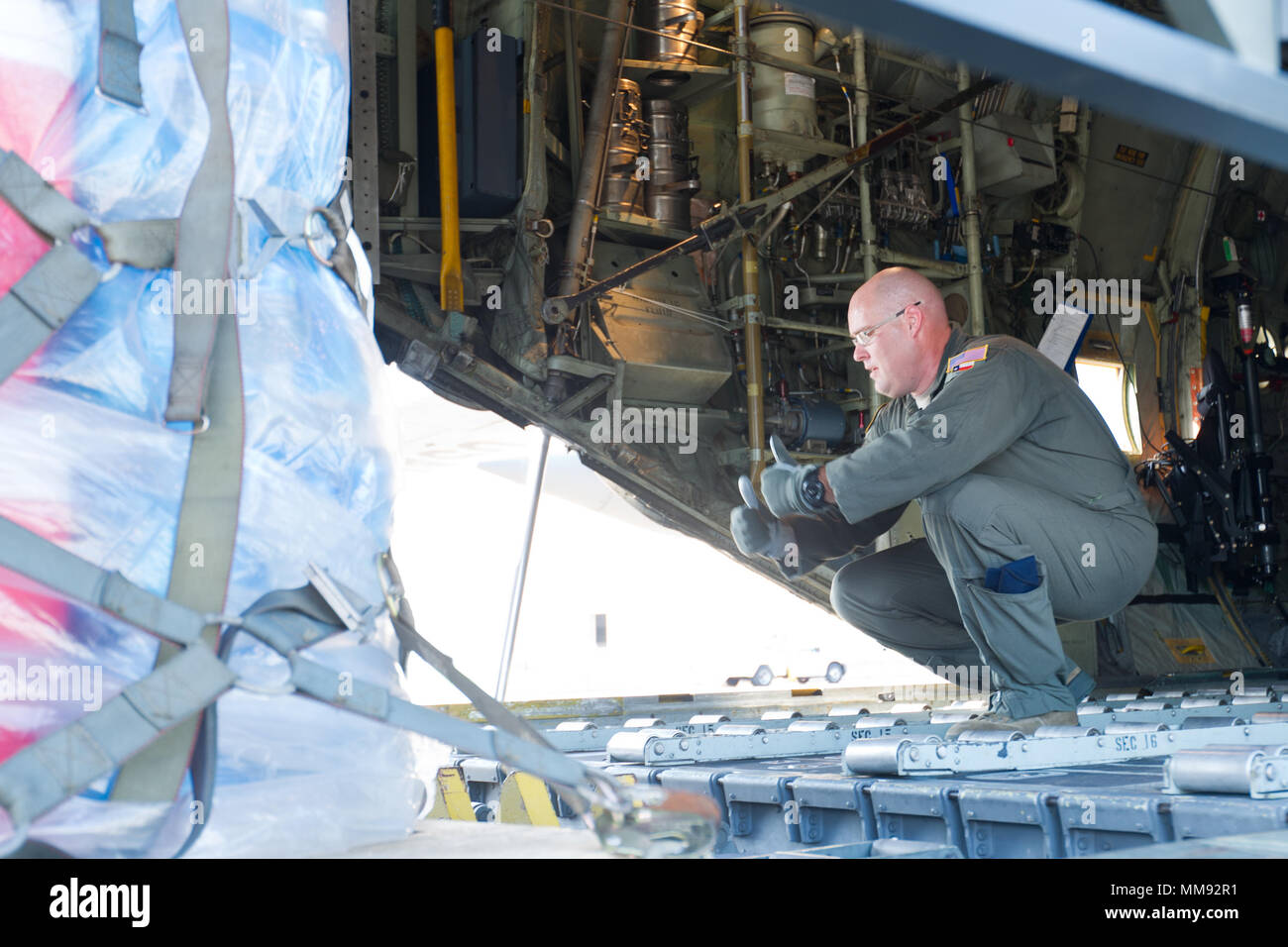 Les cadres supérieurs de l'US Air Force Airman J.D. Lindsey, arrimeur, 181e Escadron de transport aérien, Naval Air Station Joint Reserve Base Fort Worth, Texas, diriger le chargement d'équipement de la Floride du Sud sur l'équipement de recherche et de sauvetage à un C-130H Hercules à Homestead Air Reserve Base, 18 sept, 2017. Plus de 60 unités de réserve de l'Armée de l'air travaillent côte à côte avec les gouvernements fédéral, État, local et international mission partenaires pour réduire la souffrance et aider à la récupération de la communauté internationale et de l'ouragan l'Irma. (U.S. Photo de l'Armée de l'air par le sergent. Kyle Brasier) Banque D'Images