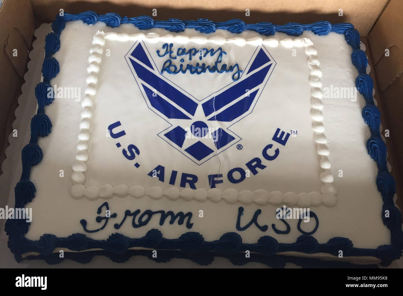 Joint Base San Antonio Texas Un Gros Plan D Un Gateau Decore Pour Celebrer Le 70e Anniversaire De L Armee De L Air Pour Une Petite Fete Improvisee Au Hangar Des Operations Au Kelly Joint Base San Antonio Texas Un Gros Plan D Un Gateau Decore Pour Celebrer Le 70e Anniversaire De L Armee De L Air Pour Une Petite Fete Improvisee Au Hangar Des Operations Au Kelly