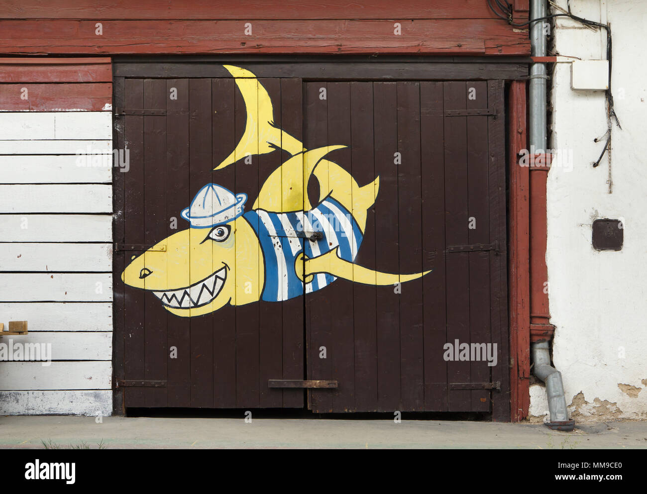 Requin drôle de nous porter dixie cup cap marin Russe et telnyashka décrite dans le quartier de Holešovice à porte de stockage à Prague, République tchèque. Banque D'Images