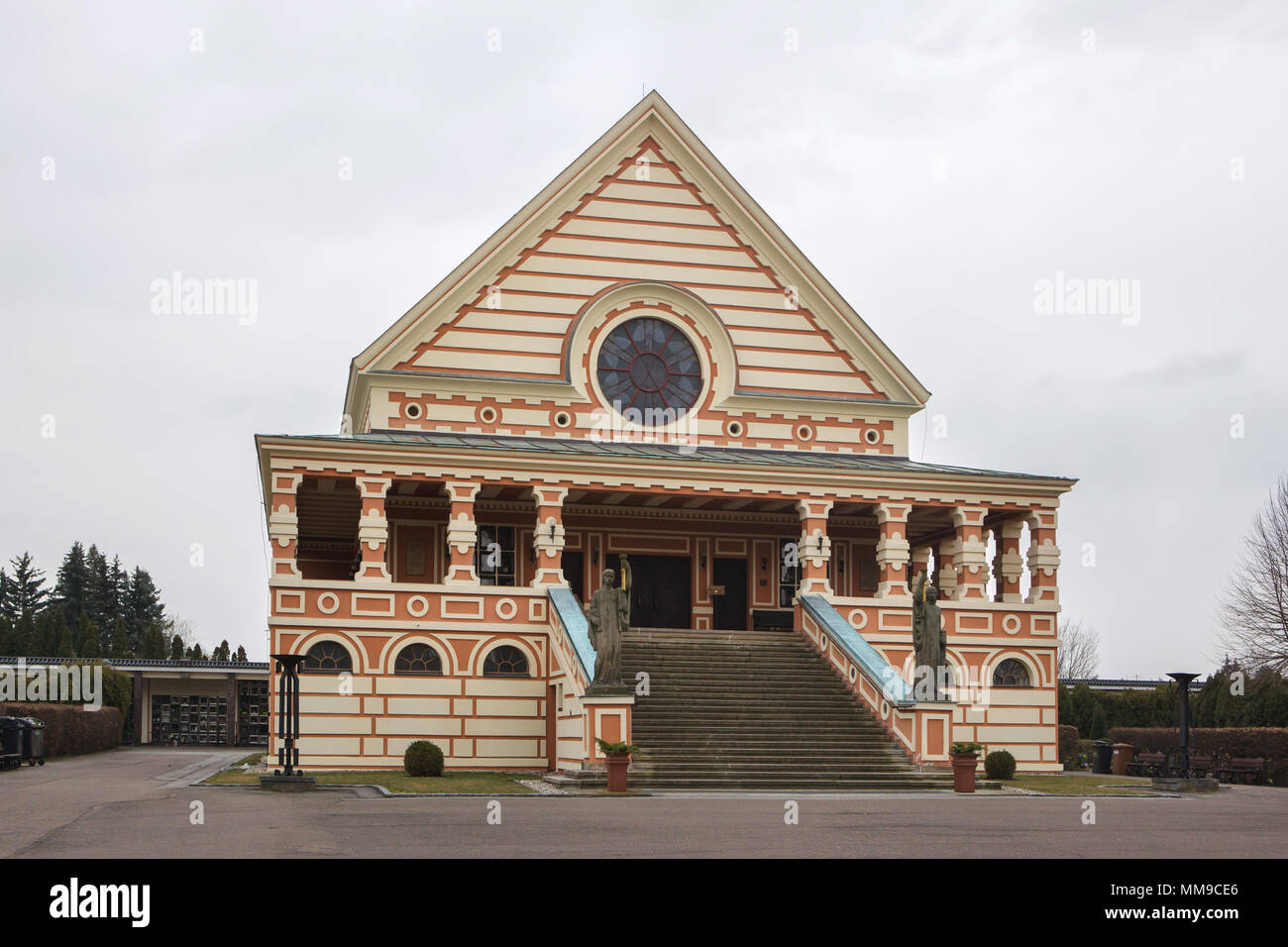 Crématorium conçu par l'architecte moderniste Tchèque Pavel Janák et construit en 1921-1923 dans la région de Pardubice, République tchèque. Banque D'Images