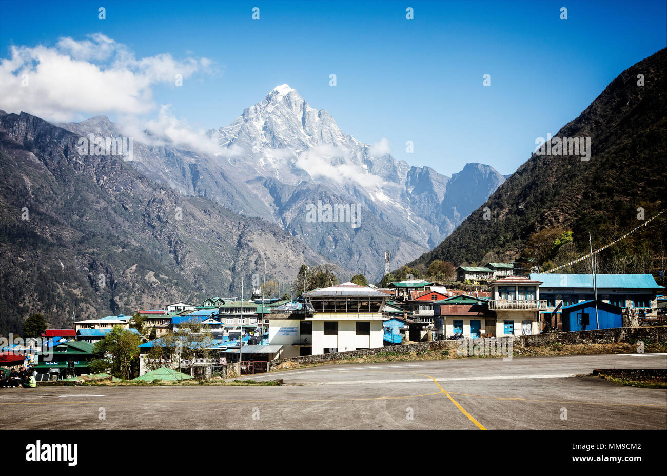 Le village de Lukla se trouve à 9 000 pieds et est le début de treks dans le parc national de Sagarmatha, Mt. L'Everest, Gokyo et. Banque D'Images