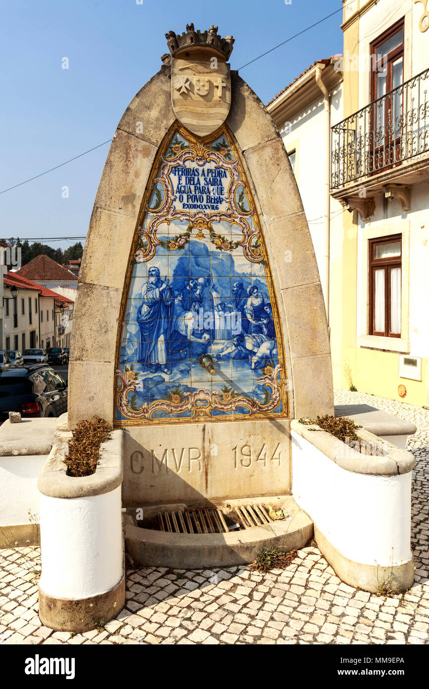 Vue de la fontaine publique avec un exode, XVII, 6 Citation : Et vous doit frapper le rocher, et l'eau va s'en sortir, que les gens peuvent Banque D'Images