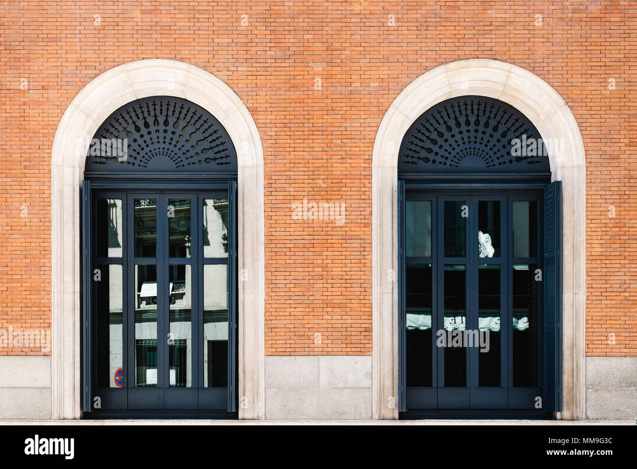 Deux portes fermées dans la région de mur de brique à l'entrée de bâtiment public Banque D'Images