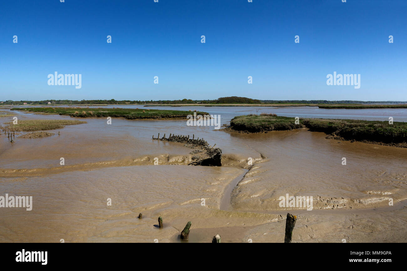 À travers les marais et la rivière Alde Iken, Suffolk, Angleterre Banque D'Images