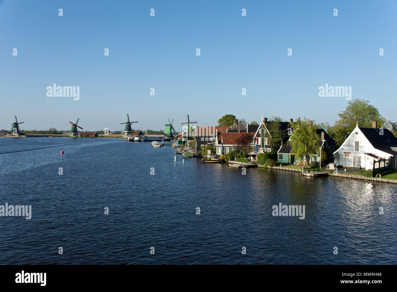 Moulins à vent de Zaanse Schans et photographié de Juliana bridge, les Pays-Bas Banque D'Images