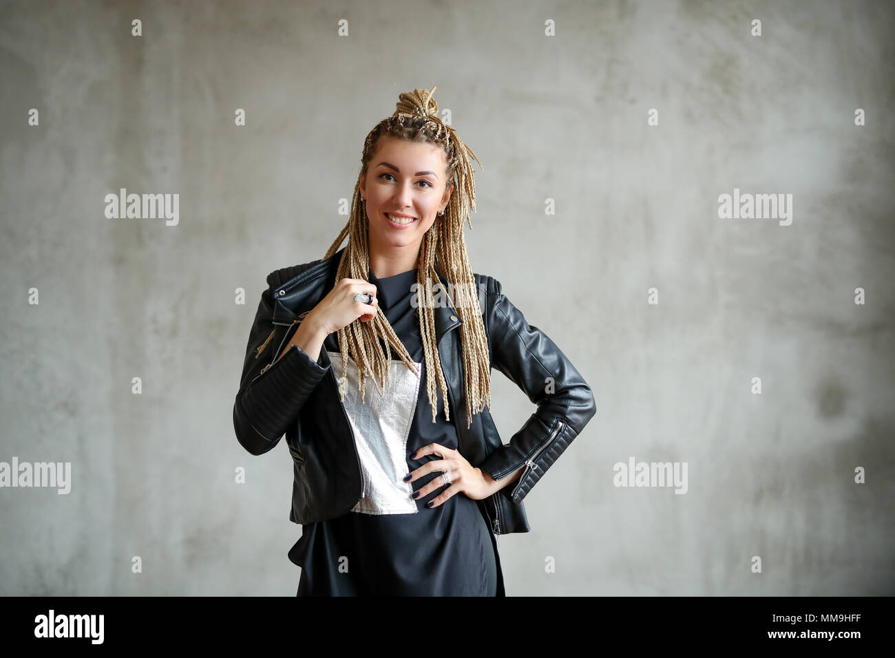 Femme avec des dreadlocks Banque D'Images