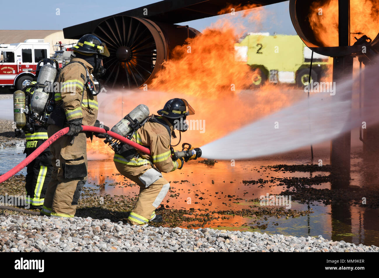 Les membres du Service d'incendie de Tulsa conduite formation à l'aide d'un dispositif de formation les incendies d'aéronefs, du 13 septembre 2017, Tinker Air Force Base, Texas. Le Tulsa pompiers étaient invités du 72e Escadron de génie civil, le service des incendies, qui ont subi une formation de recertification. (U.S. Air Force photo/Greg L. Davis) Banque D'Images