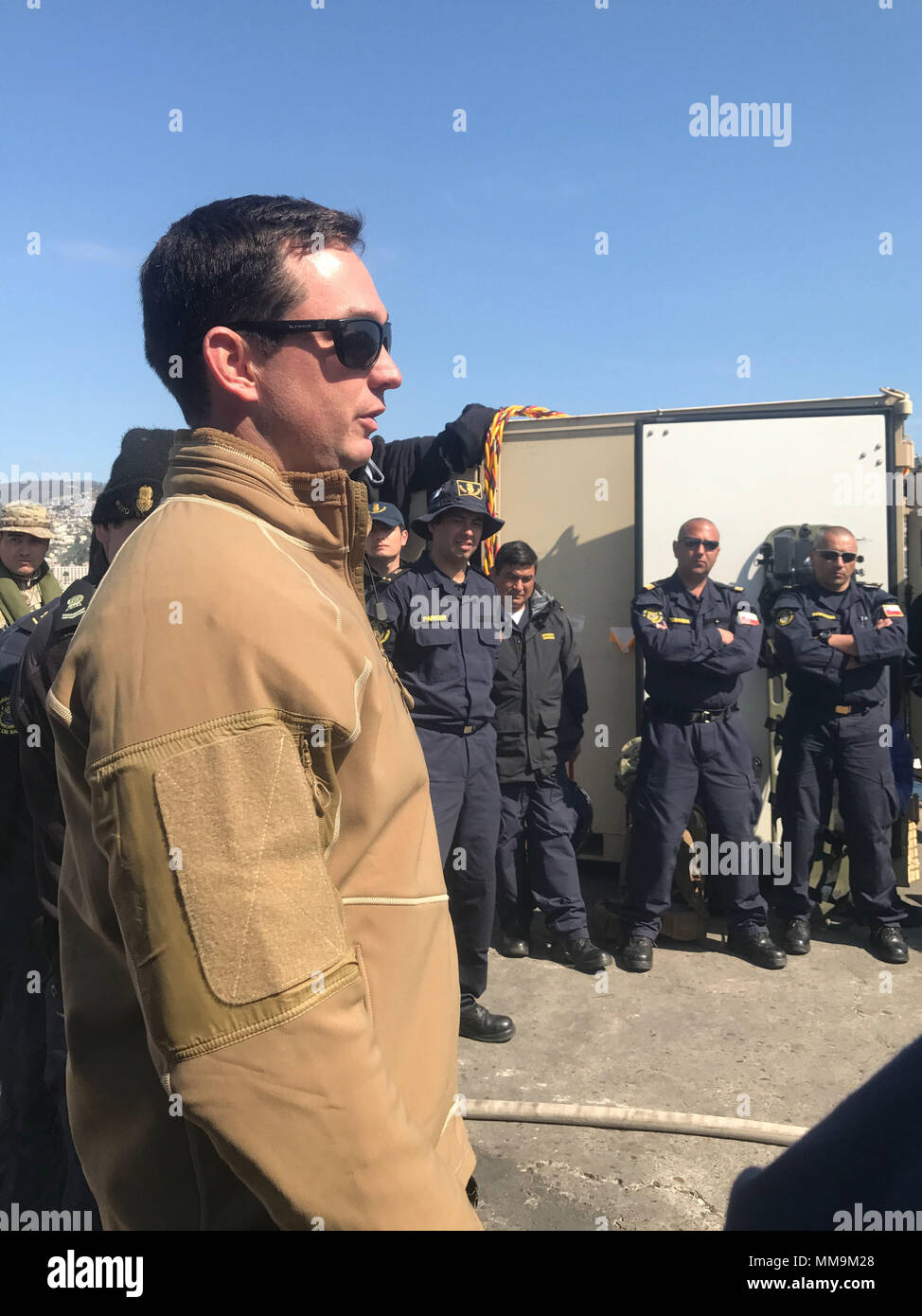 170913-N-UB685-0001 Viña del Mar, Chili (September 13th, 2017) Marine Diver 2e classe Lyle Frank, un superviseur affecté à la plongée sous-marine et de l'unité mobile de récupération, l'un effectue un compte-rendu de plongée lors d'un échange d'experts en la matière avec les plongeurs de la Marine chilienne de Partida Salvataje Cinco, à l'appui de Partenariat Sud Gare 17 (SPS 17). 17 SPS est un déploiement de la Marine américaine exécuté par le Commandement Sud des forces navales des États-Unis/U.S. 4e Flotte, axée sur les échanges d'experts en la matière avec les armées et les nations partenaires des forces de sécurité en Amérique centrale et du Sud. (U.S. Photo par hôpital Corpsma marine Banque D'Images