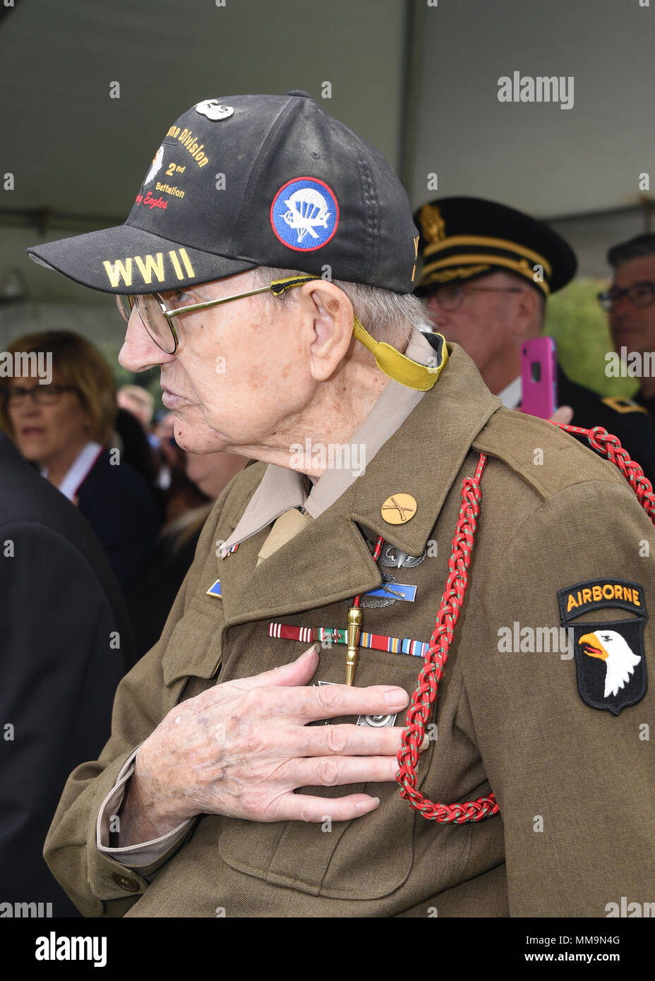 Vétéran de la DEUXIÈME GUERRE MONDIALE Henry Ochsnerwho ont débarqué sur  D-Day avec la 506e Parachute Infantry Regiment de la 101st Airborne  Division. Le Bgén Philip Garrant, Vice-commandant, de l'espace et systèmes