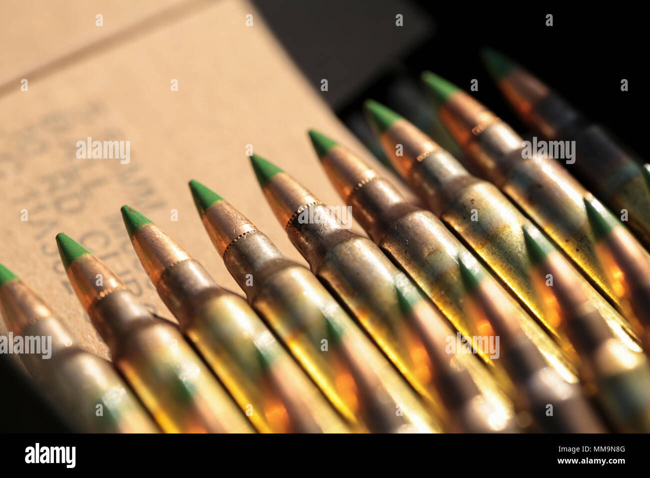 Les recrues du Corps des Marines des États-Unis avec Golf Company et Papa Company, 2e et 4e Bataillon du Régiment d'entraînement des recrues, recevoir des munitions au cours de la Table 2 à la ville de Hue sur gamme Marine Corps Recruter Depot, Parris Island, S.C., le 14 septembre 2017. Déposer deux qualification avec le fusil M16 recrute enseigne à comprendre le système d'armes nucléaires afin de garder avec le concept 'Chaque fusilier marin'. (U.S. Marine Corps photo par Lance Cpl. Sarah Stegall/libérés) Banque D'Images