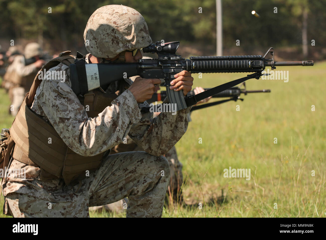 Un Corps des Marines américains Ecr. peloton avec 2078, Golf compagnie, 2e Bataillon d'instruction des recrues, les incendies à sa cible au cours de la table deux pratiques à la ville de Hue sur gamme Marine Corps Recruter Depot, Parris Island, S.C., le 14 septembre 2017. Tableau 2 qualification avec le fusil M16 recrute enseigne à comprendre le système d'armes nucléaires afin de garder avec le concept 'Chaque fusilier marin'. (U.S. Marine Corps photo par Lance Cpl. Sarah Stegall/libérés) Banque D'Images