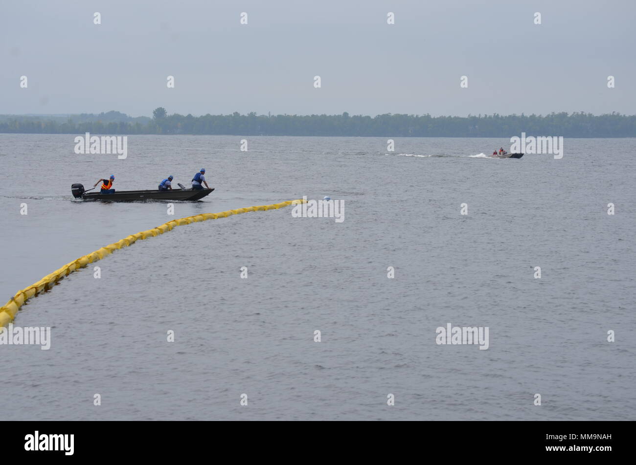 Le groupe de récupération d'aéronefs et de l'incident command surveille le confinement déployée à Sturgeon Bay (Wisconsin), pour le déversement de pétrole de la péninsule du comté de porte, de l'exercice, le 21 septembre 2017. Le scénario de l'exercice de formation entrepris avec un personnage de 500 pieds de barge s'échouer sur les récifs du Larsen, près de l'embouchure de la baie Sturgeon et déversant plus de 50 000 gallons de carburant diesel dans l'eau. (Photo gracieuseté de U.S. Fish and Wildlife Service) Banque D'Images