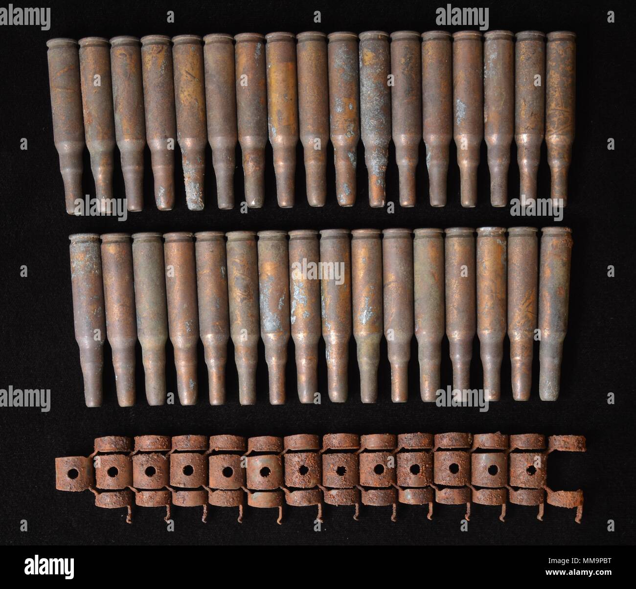 Sur la photo, quelques cartouches de calibre .30-et une ceinture de munitions trouvés à Fort McCoy, au Wisconsin, en 2017. Alors que l'excavation d'un site à l'installation, des archéologues ont recueilli 33 calibre .30-cartouches à blanc et de métal liens ceinture de balles. Le calibre .30 cartouches à blanc avaient un marquage de "LC 81." Le marquage indique que les cartouches ont été fabriqués en 1981 à l'usine de munitions de l'Armée de Lake City dans l'indépendance, quelques ve de la ceinture de balles de métal liens avaient aussi bien, y compris les marquages "M13" avec un "J" en dessous, un trou ouvert dans le métal, et un cercle avec la Croix symbole ci-dessous Banque D'Images