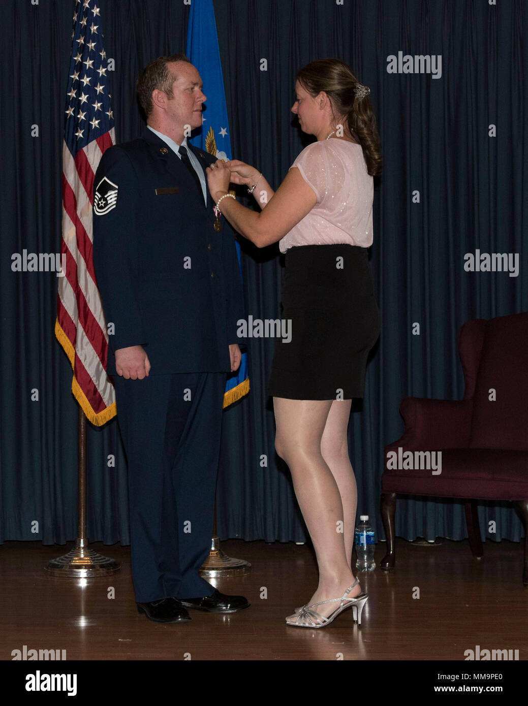 Lena Hill, le sergent-chef. Daniel Hill's, 366e Escadre de chasse, Chef de section d'opérations de terminal, femme, broches sur sa retraite le 15 septembre 2017 médaille, à Mountain Home Air Force Base, Texas. Hill a pris sa retraite après 14 années de service actif. (U.S. Air Force Photo par un membre de la 1re classe Malaisie Berry/ libéré) Banque D'Images