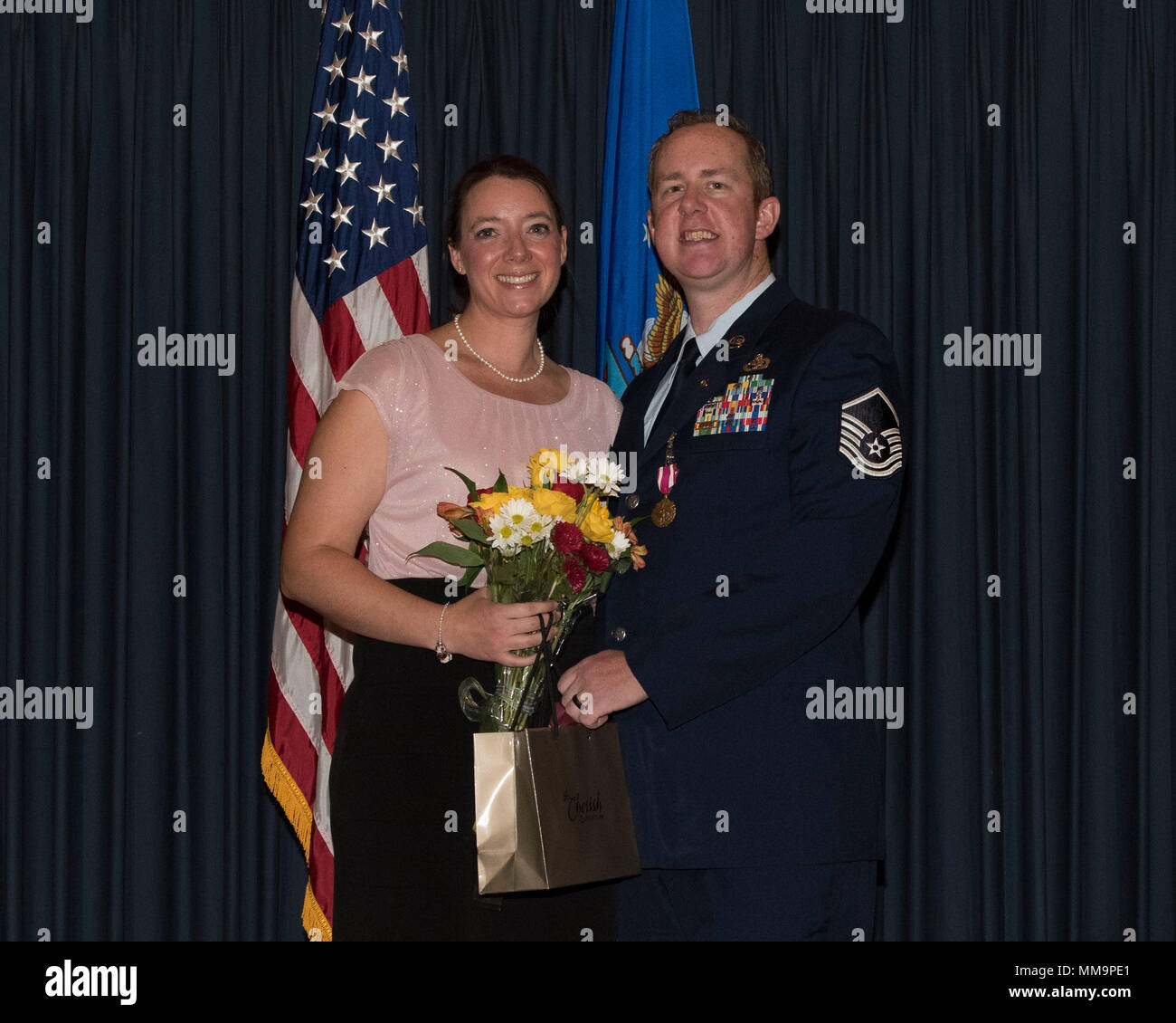 Le sergent-chef. Daniel Hill, 366e Escadre de chasse, Chef de section d'opérations de terminal, et sa femme Lena Hill, sourire largement pour une photo, le 15 septembre 2017, à Mountain Home Air Force Base, Texas. Hill a pris sa retraite après 14 années de service actif service.(U.S. Air Force Photo par un membre de la 1re classe Malaisie Berry/ libéré) Banque D'Images