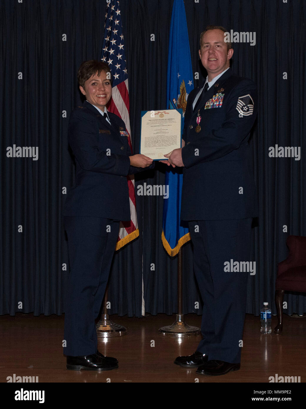 Le capitaine Anya Davis, agent officiel, pose avec le sergent-chef. Daniel Hill, 366e Escadre de chasse, Chef de section d'opérations de terminal, le 15 septembre 2017, à Mountain Home Air Force Base, Texas. Hill a pris sa retraite après 14 années de service actif. (U.S. Air Force Photo par un membre de la 1re classe Malaisie Berry/ libéré) Banque D'Images