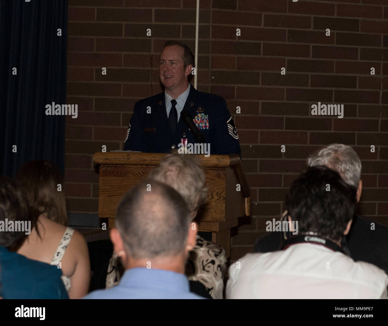 Le sergent-chef Daniel Hill, 366e Escadre de chasse, Chef de section d'opérations de terminal, donne un discours d'adieu à sa retraite, le 15 septembre 2017, à Mountain Home Air Force Base, Texas. Hill a pris sa retraite après 14 années de service actif. (U.S. Air Force Photo par un membre de la 1re classe Malaisie Berry/ libéré) Banque D'Images