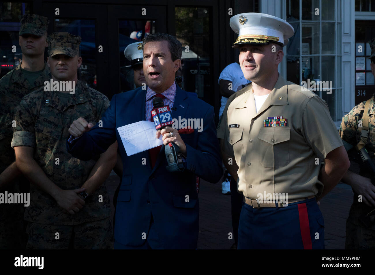 Le major du Corps des Marines américain John Meixner, commandant du poste de recrutement Harrisburg, est interviewé par Bob Kelly de FOX 29 FOX lors d'une 29 salue l'événement des troupes à Philadelphie, le 15 septembre 2017. (U.S. Marine Corps photo : Capt Gerard Farao) Banque D'Images