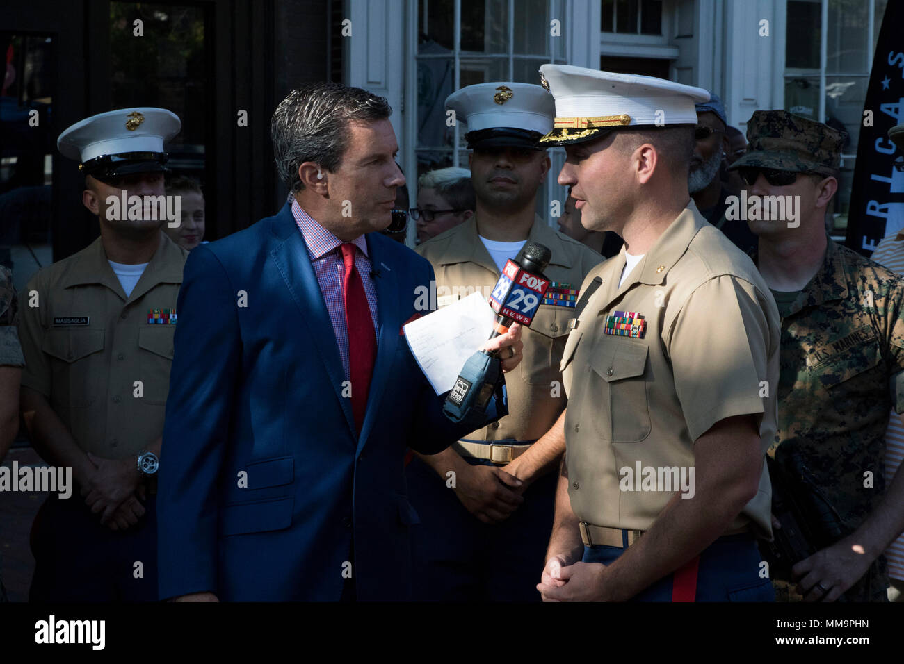 Le major du Corps des Marines américain John Meixner, commandant du poste de recrutement Harrisburg, est interviewé par Bob Kelly de FOX 29 FOX lors d'une 29 salue l'événement des troupes à Philadelphie, le 15 septembre 2017. (U.S. Marine Corps photo : Capt Gerard Farao) Banque D'Images