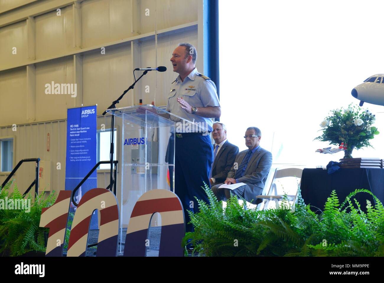 Une cérémonie a eu lieu, le 22 septembre 2017, à l'Airbus Defence and Space à Mobile en Alabama pour célébrer la Garde côtière en HC-144 avions Sentry Océan 100 000 heures de vol pour atteindre collectivement. Le personnel de la Garde côtière canadienne, et Airbus Defence and Space, Sandy Stimpson, Maire de Mobile, et Jerry Carl, commissaire du Comté de Mobile étaient présents. - U.S. Coast Guard photo de Maître de 3e classe Lexie Preston. Banque D'Images