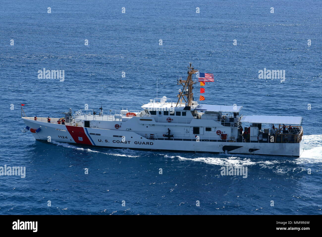 L'équipage de la U.S. Coast Guard Cutter Oliver Berry (WPC 1124) Voyages à leur nouveau port d'attache à Honolulu, du 22 septembre 2017. L'Oliver Berry est la première des trois 154 pieds de coupeurs de réponse rapide d'être en poste à Washington. (U.S. Photo de la Garde côtière canadienne par le maître de 3e classe Amanda Levasseur/libérés) Banque D'Images