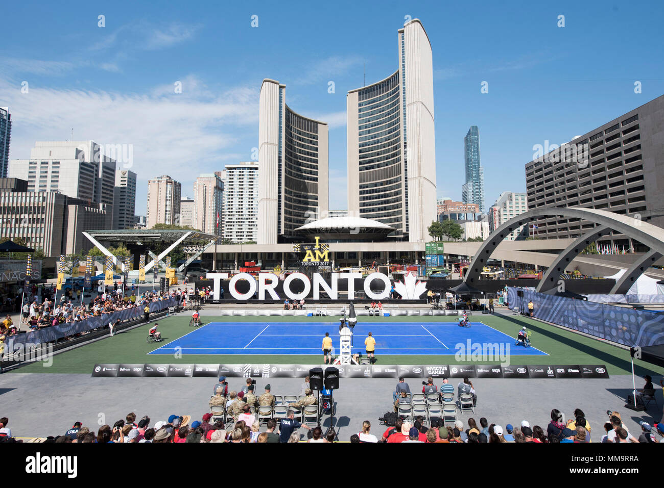 Le sergent vétéran SOCOM. Roosevelt Anderson et vétéran de la Marine américaine, CPO Sharona jeune concurrence dans le tennis en fauteuil roulant contre le Canada au cours de l'Invictus Jeux au Nathan Phillips Square de Toronto le 23 septembre 2017. Le Canada a battu les États-Unis 6-5 dans un match très serré. L'Invictus Games, établi par le prince Harry en 2014, rassemble des blessés et les anciens combattants blessés de 17 nations pour 12 événements sportifs adaptative, y compris l'athlétisme, le basket-ball en fauteuil roulant, rugby en fauteuil roulant, la natation, le volleyball assis, et nouveaux pour le jeux 2017, golf. (DoD photo par Roger L. Wollenberg) Banque D'Images