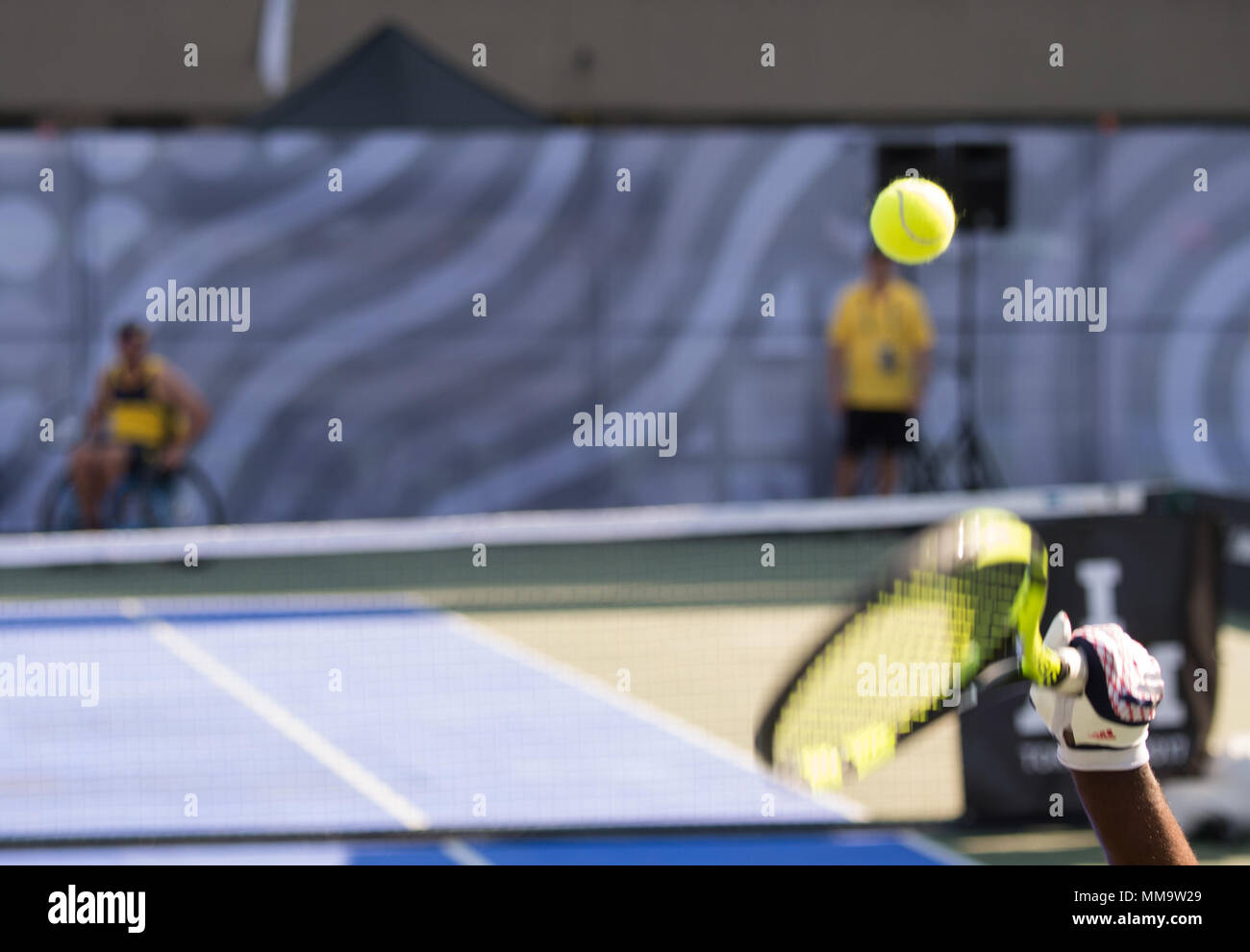 Le sergent de l'Armée américaine à la retraite. Roosevelt Anderson Jr. sert lors d'un match de tennis en fauteuil roulant de l'équipe contre l'Australie au cours de l'Invictus 2017 Jeux au Nathan Phillips Square de Toronto, Canada, le 24 septembre 2017. Plus de 550 blessés, malades ou blessés, hommes et femmes de 17 nations alliées sont attendus pour concourir. (DoD Photo par le sgt de l'armée américaine. James K. McCann) Banque D'Images