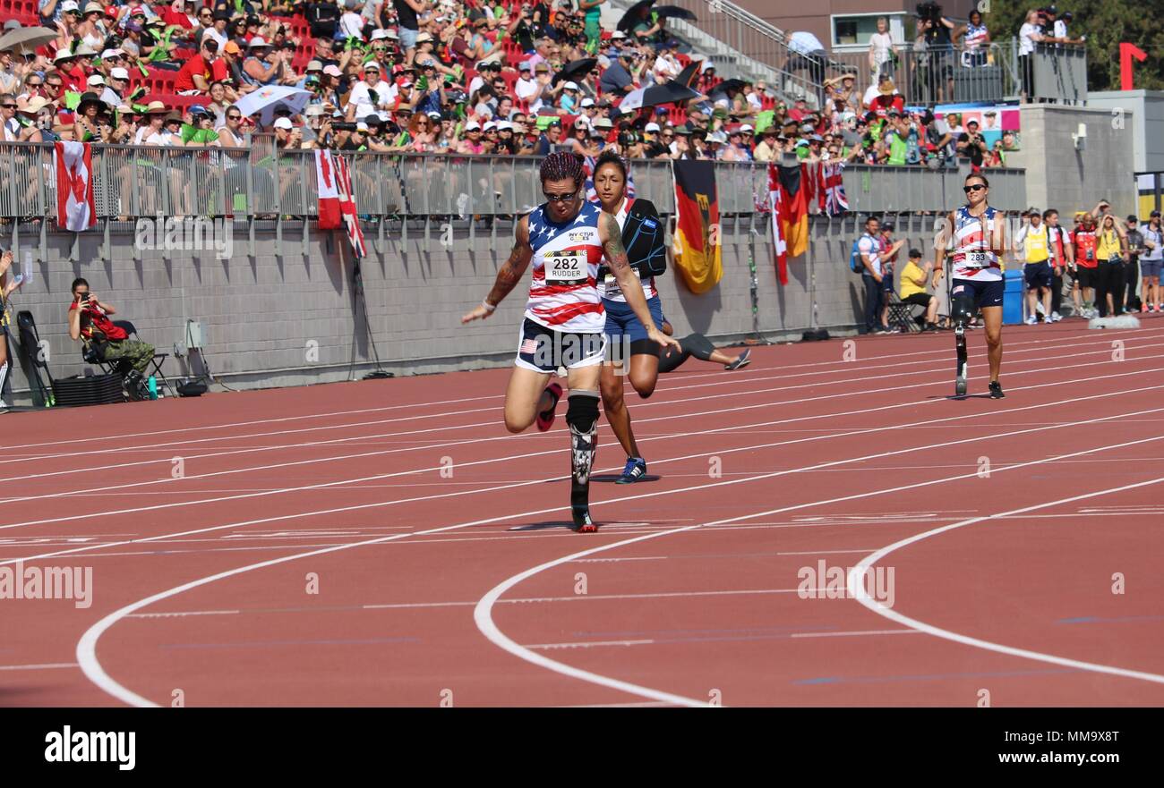 Vétéran du Corps des Marines des États-Unis Sarah Rudder passe la ligne d'arrivée en avance sur ses adversaires au cours de sa chaleur préliminaire au 100 mètres, le 24 septembre, au stade de Lion de New York, Toronto, Canada, au cours de l'Invictus Jeux. Les jeux auront lieu du 23 au 30 septembre. Invictus est un style international paralympique, évènement multi-sport, créé par le prince Harry de Galles, où blessé, malade ou blessé des membres des forces armées du monde entier participer aux sports, notamment le basket-ball en fauteuil roulant, rugby en fauteuil roulant, le volleyball assis, athlétisme et jetant des événements sur le terrain), tir à l'arc, randonnée à vélo, w Banque D'Images