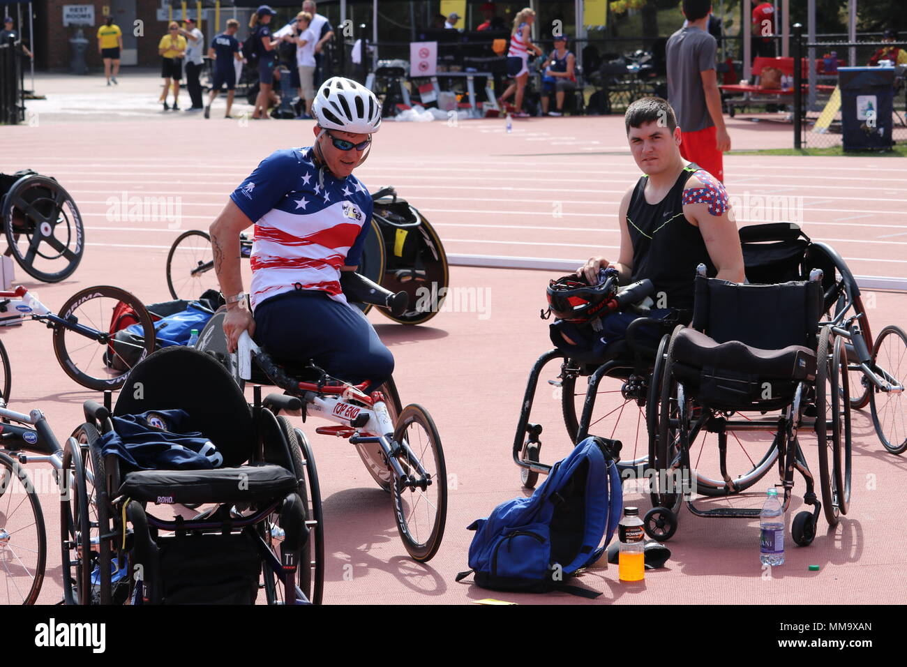 Vétéran du Corps des Marines américain Mike Nicholson et le Sgt. Ivan Sears, prendre du temps pour former le jour avant leur fauteuil roulant de course à l'événement Stade Lion de New York, Toronto, Canada, le 23 septembre 2017 en préparation de l'Invictus Jeux. Les jeux auront lieu du 23 au 30 septembre. Invictus est un style international paralympique, évènement multi-sport, créé par le prince Harry de Galles, où blessé, malade ou blessé des membres des forces armées du monde entier participer aux sports, notamment le basket-ball en fauteuil roulant, rugby en fauteuil roulant, le volleyball assis, athlétisme et jetant des événements sur le terrain), tir à l'arc, randonnée à vélo, wheelc Banque D'Images