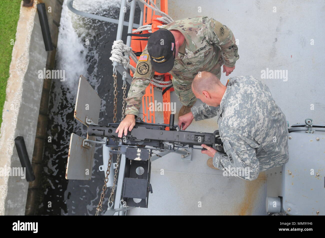 Soldats affectés à la 824e compagnie de transport (bateau lourd) inspecter et prêt d'un montage d'armes à bord de l'armée américaine Landing Craft Utility 2031 la Nouvelle Orléans le 24 septembre 2017, à Tampa, en Floride, l'équipage du navire a été appelé à l'action à effectuer un exercice de préparation au déploiement d'urgence à l'appui de la réserve de l'armée a pour mission de fournir une aide humanitaire à Porto Rico et d'autres zones touchées par l'Ouragan Maria. Les Mariners ont répondu promptement à l'appel de préparer leur navire pour opérations de contingence. (U.S. Photo de l'armée par le Sgt. Aaron Ellerman, 204e tampon) Banque D'Images