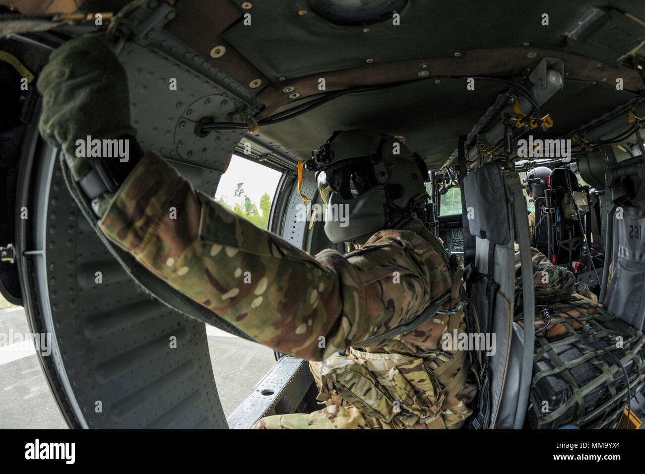 Le sergent de l'armée américaine. Keith Jesmain avec 12e Brigade d'aviation de combat attache son faisceau sur le garde-corps à l'intérieur d'un UH-60 Black Hawk avant soulevez au high angle shot pendant l'Escouade Sniper meilleur compétition à la 7e armée de la commande de formation Domaine de formation, Grafenwoehr Allemagne, 25 septembre 2017. L'Escouade Sniper mieux la concurrence est un stimulant de la concurrence l'Europe de l'armée américaine l'armée de toute l'Europe de la concurrence et améliorer le travail d'équipe avec les alliés et les pays partenaires. Le concours est par conception multinationale et implique les unités des 14 pays. (U.S. Photo de l'armée par Markus Rauche Banque D'Images