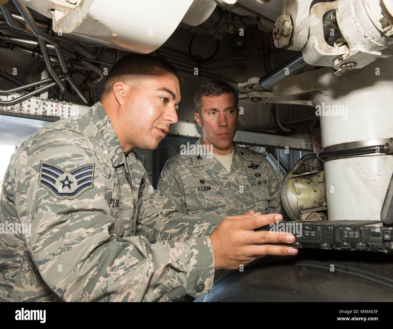 Le C-5M Super Galaxy est un avion de transport aérien stratégique de la United States Air Force nécessitant des inspections de maintenance détaillées pour être opérationnel. L'image d'archives documente le personnel de maintenance qui a effectué une inspection visuelle du train avant de l'avion à la base aérienne Travis, en Californie, le 22 septembre 2017 dans le cadre des vérifications de routine. Banque D'Images