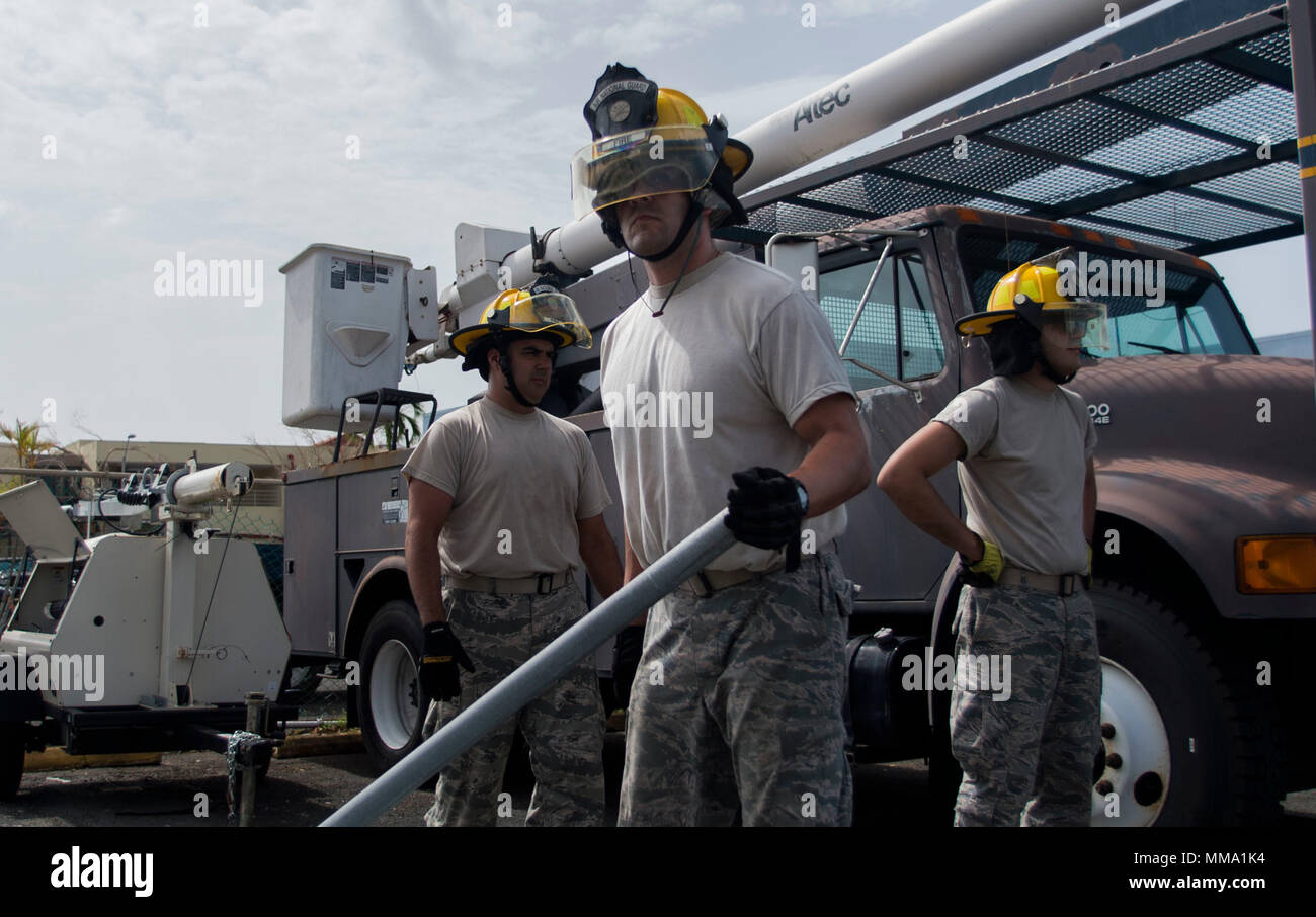 Un membre de la Garde nationale américaine affecté à la 156e service d'incendie, Muniz Air National Guard Base, Puerto Rico Clair le 26 septembre 2017 des débris. La base de la Garde nationale aérienne Muniz a été frappé Porto Rico le 20 septembre 2017. (U.S. Air Force photo par un membre de la 1re classe Nicholas Dutton) Banque D'Images