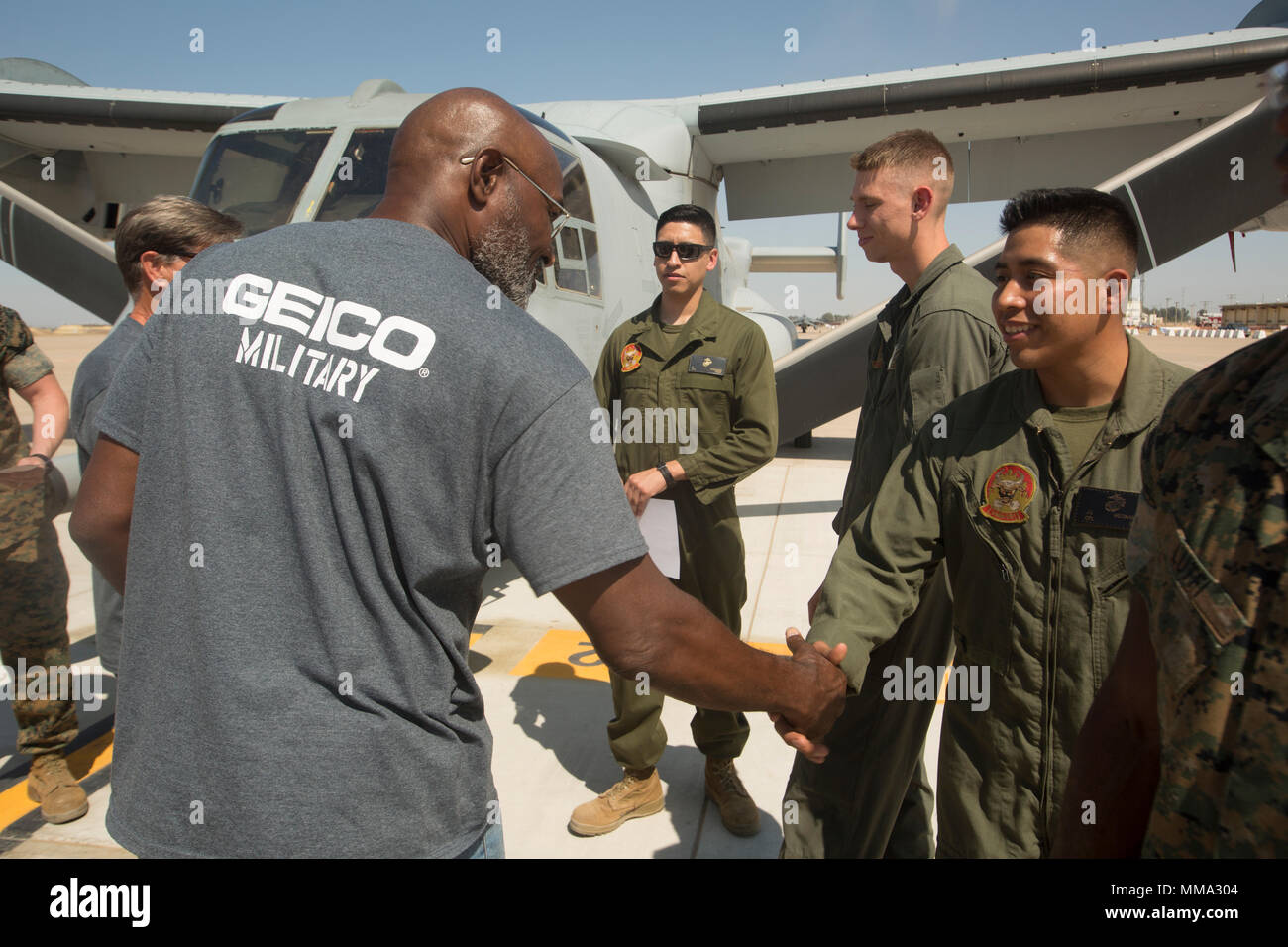 Une Aire Marine affectés à des fins spéciales air-sol marin Force-Crisis Response-Africa Tâche élément de combat de l'aviation, serre la main avec un ancien joueur de football Redskins de Washington au cours de l'USO Tour d'appréciation de la NFL militaire à la base aérienne de Morón, Espagne, le 19 septembre 2017. La visite comprenait aussi une sur-base de flag-football match entre la Marine et la Force aérienne et s'est terminée par une soirée spectacle par les pom-pom girls. (U.S. Marine Corps Photo de SSgt. Kenneth K. Trotter Jr.) Banque D'Images